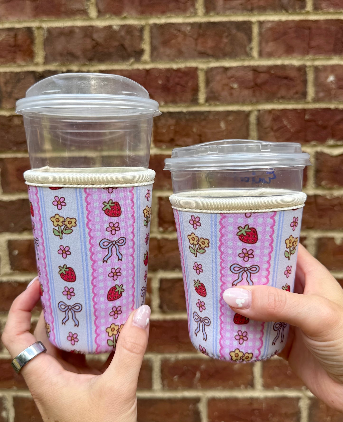 Strawberries and Bows Iced Drink Sleeve - Coffee Sleeve